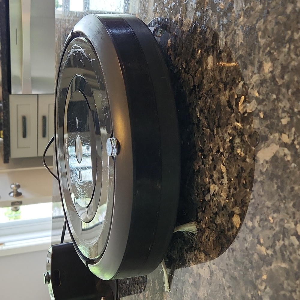 Roomba e5 Robot Vacuum - Picture 2 of 7